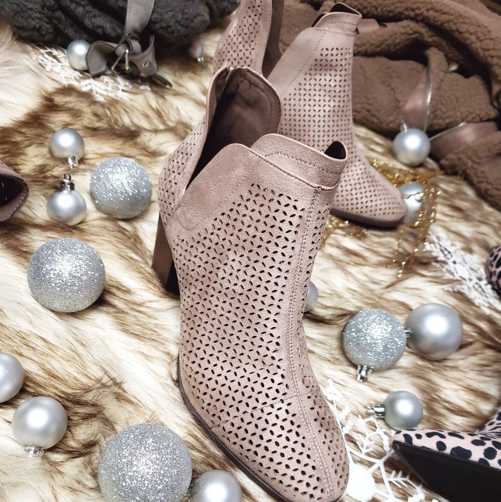🆕️//The Clarice// taupe cutout ankle bootie - Picture 7 of 8